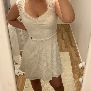 Studentklänning  - Säljer även den här endast testade studentklänningen från Chiara Forthi som är väldigt mjuk och skön men också såå fin. säljer då min syster valde en annan studentklänning och vill bli av med den här. Hör av dej vid frågor eller intresse ❤️❤️❤️