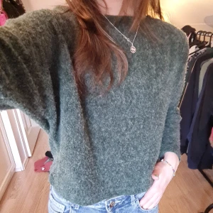 Stickad tröja  - Grön stickad tröja köpt på hm 💚