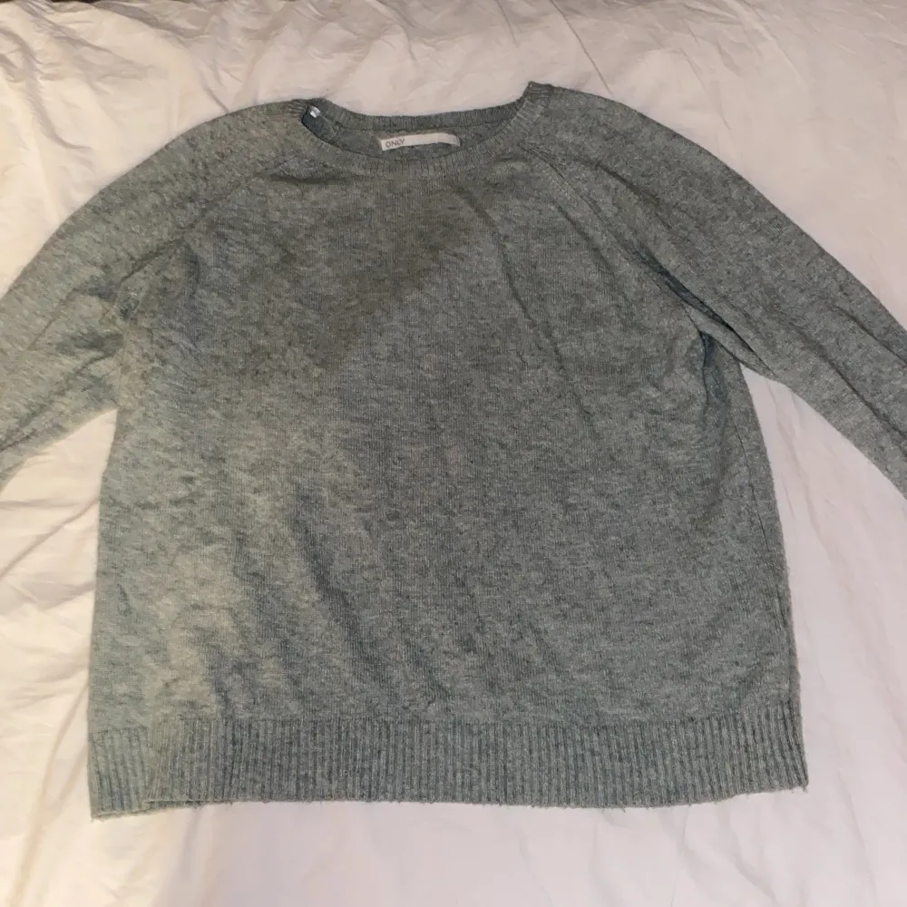 Säljer denna jättefina tröjan eftersom att den börjar bli lite liten på mig💛 är L men tycker mer den passar som S-M och den har inga defekter💛💛. Tröjor & Koftor.