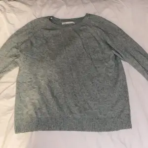 Säljer denna jättefina tröjan eftersom att den börjar bli lite liten på mig💛 är L men tycker mer den passar som S-M och den har inga defekter💛💛
