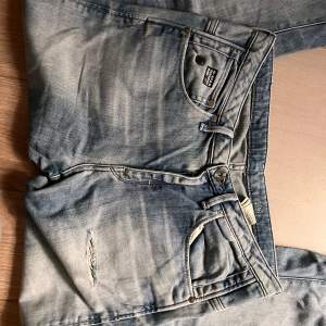 Säljer dessa as snygga jeans som är straight i modellen och är aldrig använda. Storlek W28 L34. 