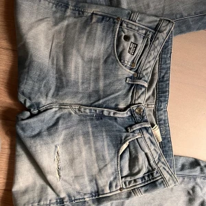 G-star boyfriend jeans - Säljer dessa as snygga jeans som är straight i modellen och är aldrig använda. Storlek W28 L34. 
