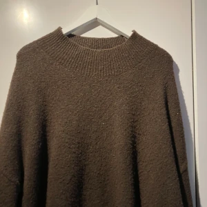 Stickad tröja oversize  - oversize stickad tröja från HM. Bra skick, knappt använd tröjan är brun med lite gröna/gula toner. är väldigt mjuk och bekväm