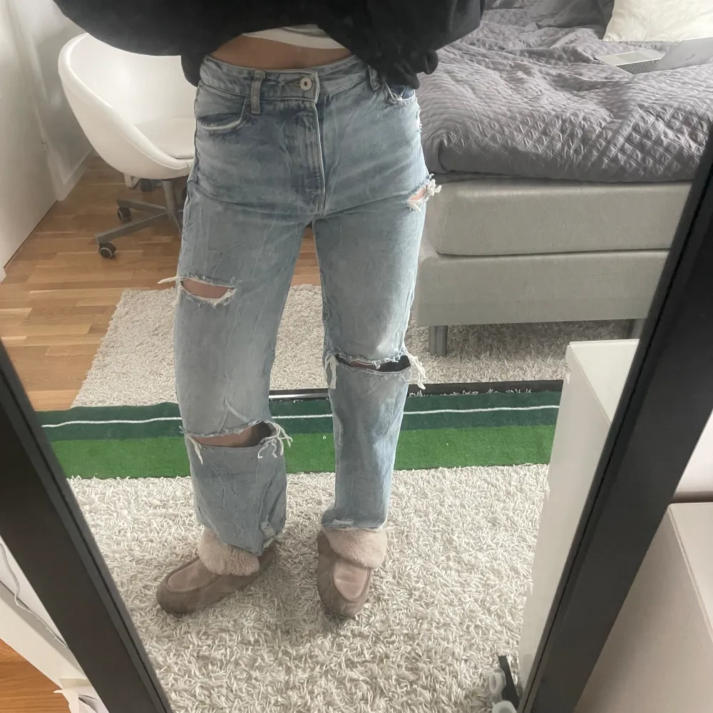 Slitna höga jeans från bershka i storlek 38. Gränsfall till korta på mig som är 176 cm! 🩷. Jeans & Byxor.