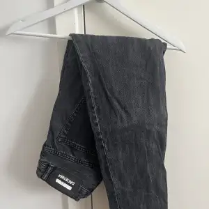 Svarta/ gråa jeans från Dr.Denim, de är använda och blivit lite urtvättade därav lite gråaktiga, annars fint skick