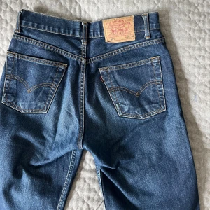 Levis 501  - Jag tycker de passar mig precis som oftast bär strlk 36🌸 Har för mycket jeans så vill bara bli av med de😚 skriv om ni har frågor!