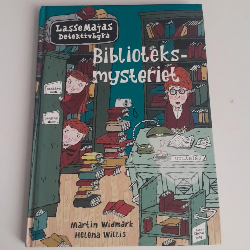 En bok om Lasse och Majas detektivbyrå, skriven av Martin Widmark och illustrerad av Helena Willis.📚🥰. Övrigt.