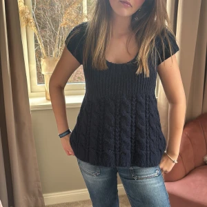 Stickad topp - En jätte fin topp som är stickad som inhe finns att köpa längre skriv vid fler frågor eller bilder❤️