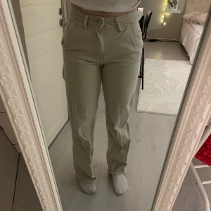 Beiga jeans  - Beiga jeans från Gina. Storlek 32.  Jag är 160 cm lång.  Har två flärpar på sidan. 