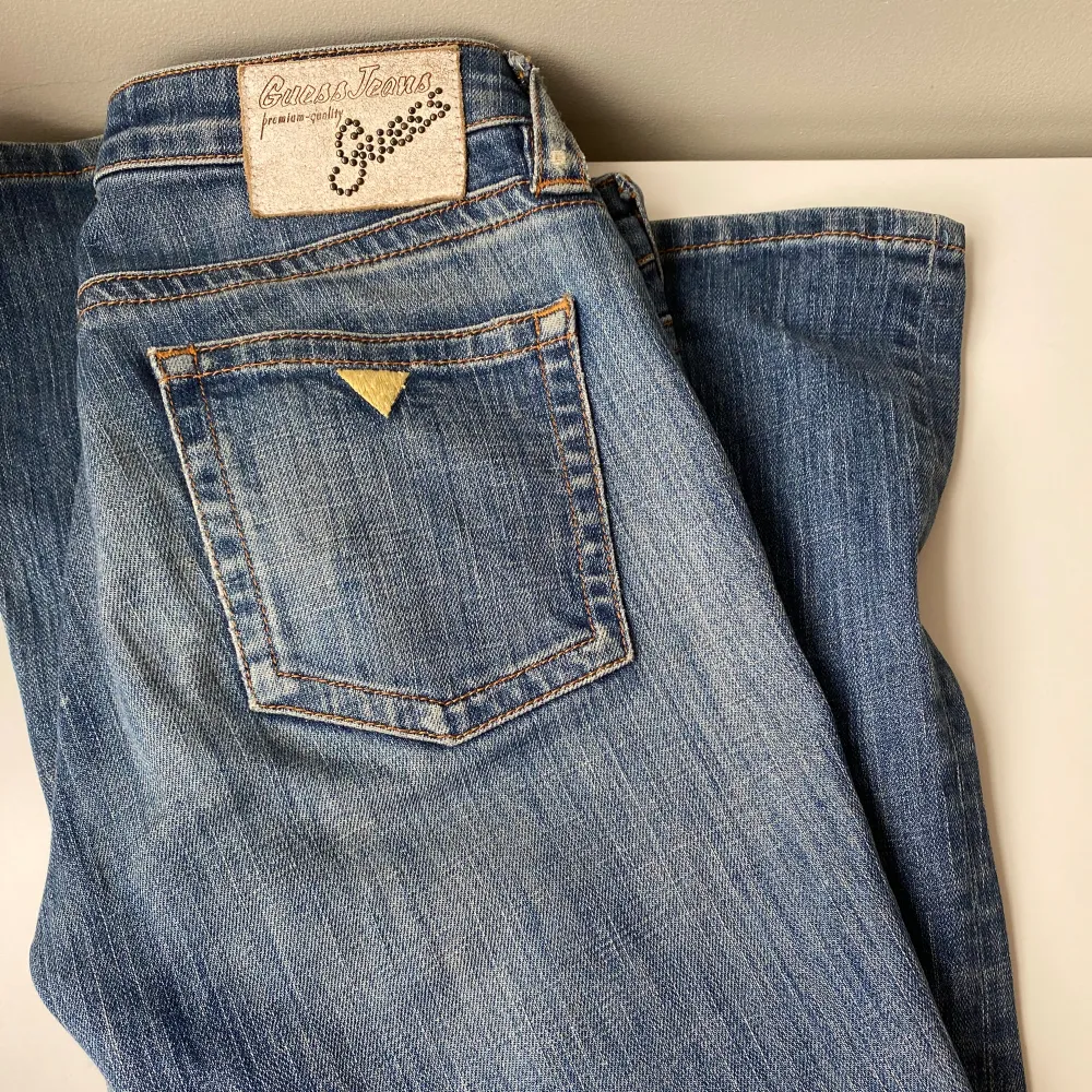 Raka och lågmidjade jeans från Guess. Köpta second Hand i Frankrike, prislappen var på när de köptes och är i mycket fint skick. Strl. 27, är 168 ungefär och passar mig perfekt! Köpta för 450!. Jeans & Byxor.