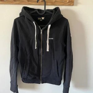 Svea ziphoodie  - En svart ziphoodie från Svea, bra kvalité. 