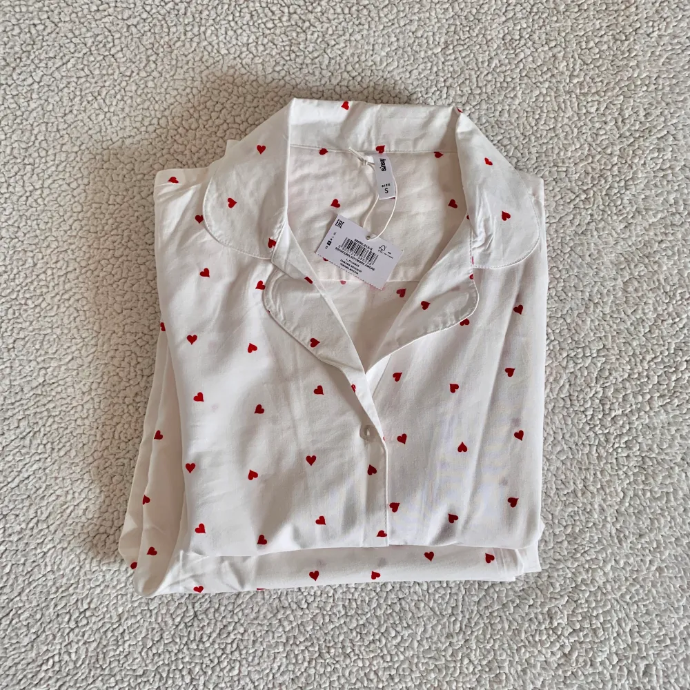 Otroligt vacker pyjamas i bomull med röda små hjärtan. Köpt i butik i Polen. Ny med tags kvar, endast provad. Obs: Priset på denna varan är fast. ❣️. Jeans & Byxor.