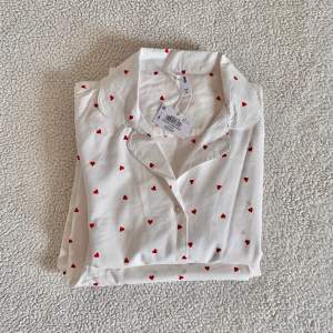 Otroligt vacker pyjamas i bomull med röda små hjärtan. Köpt i butik i Polen. Ny med tags kvar, endast provad. Obs: Priset på denna varan är fast. ❣️