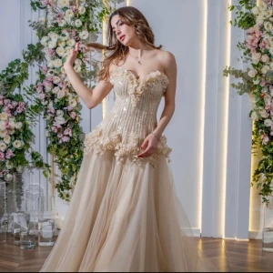 Ny festklänning  - Säljer den unika och underbara klänningen som är helt ny och oanvänd. Det är special design. Storlek 36 