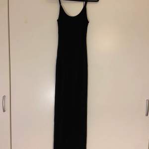 Figursydd lång svart klänning från fenity. En bra skims dupe. Använt en gång, bra skick. St xs, men passar större. Pris: 200 kr