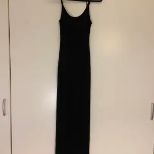 Figursydd lång svart klänning från fenity. En bra skims dupe. Använt en gång, bra skick. St xs, men passar större. Pris: 200 kr