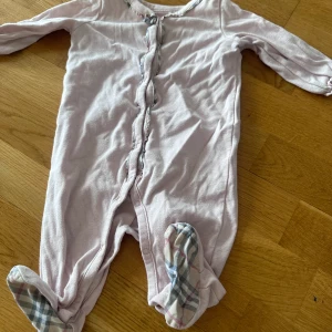 Burberry sparkdräkt  - Passar 3-6 månader, köpt för 2000 kr 