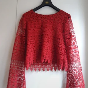 Topp ifrån Nelly  - Topp ifrån Nelly i bra skick! Storleken är som M/L Nypris 299 kr