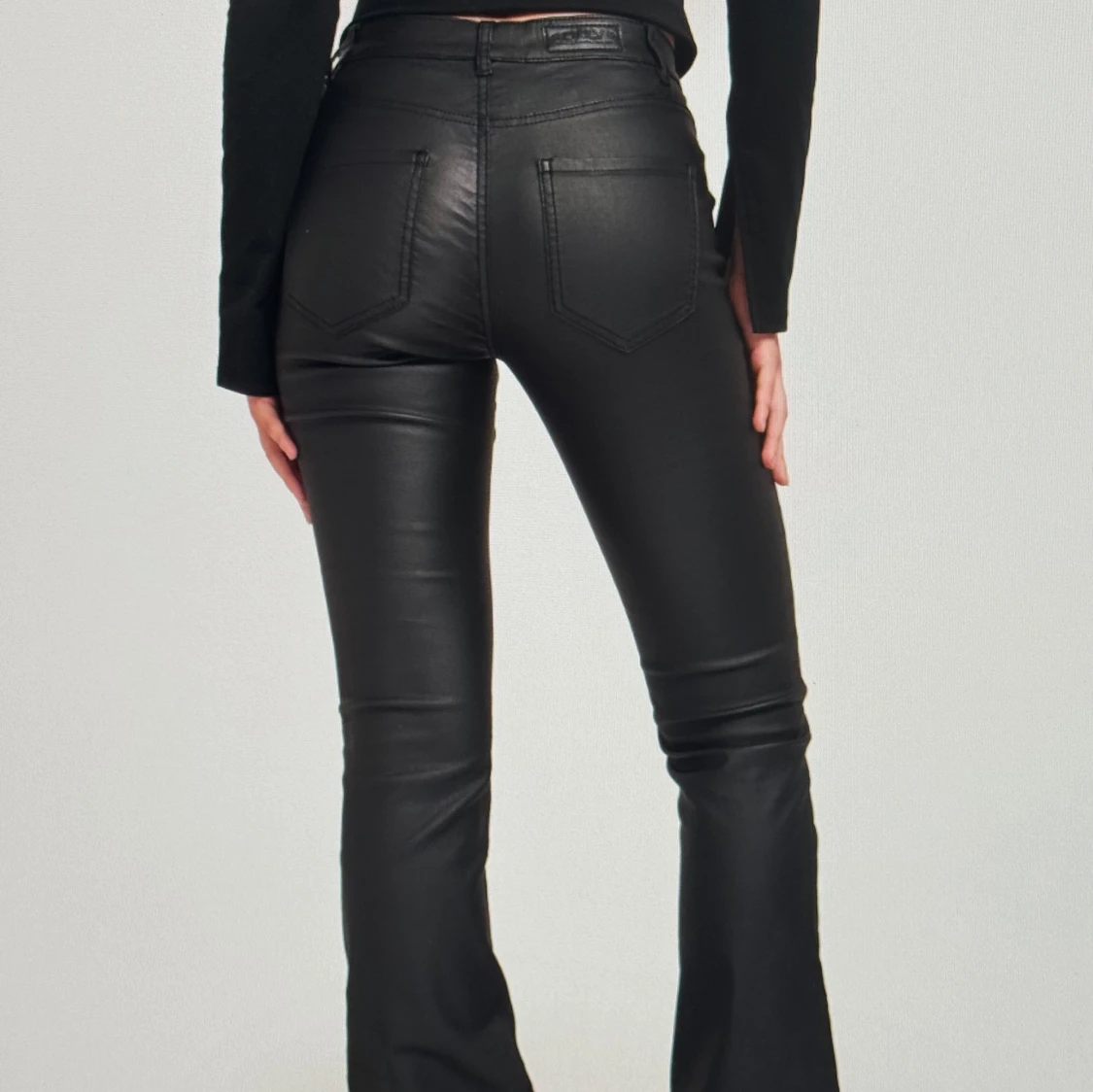 Coated utsvängda jeans från Nelly