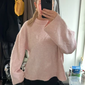 Stickad tröja - Säljer denna populära stickade tröjan från ginatricot, säljer då den inte kommer till användning