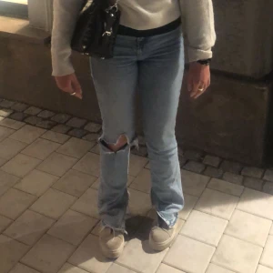 Jeans med hål  - Mina absolut favorit jeans som tyvärr blivit för små för mig, skriv vid frågor och funderingar❤️