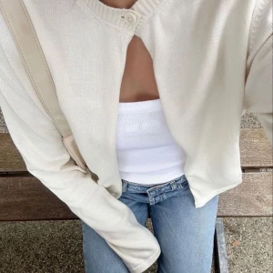 Vit cardigan  - Super fin vit kofta som jag inte får nån användning av💕💓Väldigt basic och är jätte bra plagg att ha i sin garderob! Har en likadan i svart! Erbjuder att man kan köpa båda två för 350!💓Den svarta är i storlek S och den Vita M! 