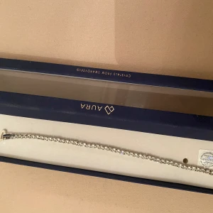 Tennisarmband  - Tennisarmband med Swarovski kristaller. Aldrig använd. 