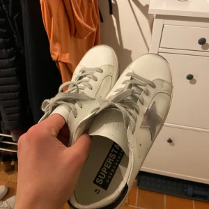 Golden goose  - Hej! Säljer nu mina golden goose skor. De är i väldigt bra skick. Inge defekter eller liknande. Mycket feta skor och passar till nästan alla plagg. Modellen är black tail. 