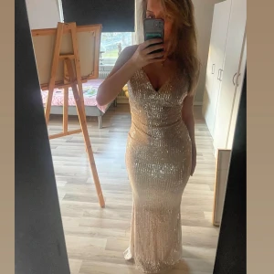 Balklänning - Storlek S, har dragkedja, justerbara band samt underkjol. Sitter som en smäck!🩷silver/champange