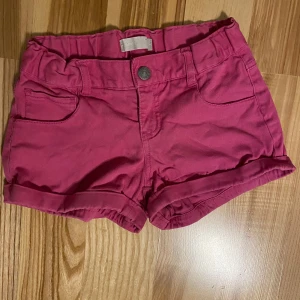 Shorts strl 140 - Begagnat skick. Katt finns i hemmet (allergivänlig ras). Jag är väldigt mån om mina köpare. Skulle du vara missnöjd med ditt köp så ta gärna kontakt med mig innan dåligt omdöme, så har jag en chans att rätta till det.