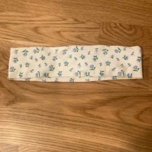Floral fabric white headband  - Floral white blue and green flowers worn 3 times