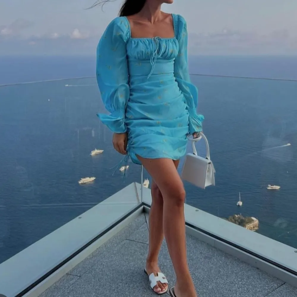 Jättefin Adoore Capri klänning som tyvärr är lite liten upptill för mig. Alla lappar finns kvar och klänningen har inga skador eller fläckar. Köparen står för frakten, annars kan jag mötas upp inom Stockholm❤️. Klänningar.