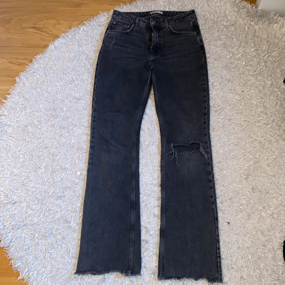 Säljer min grå svarta jeans i modellen Full length flare från Gina tricot💓 kommer inte till användning längre, bra skick. . Jeans & Byxor.