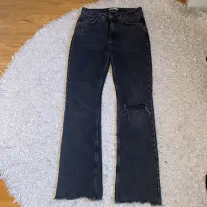 Säljer min grå svarta jeans i modellen Full length flare från Gina tricot💓 kommer inte till användning längre, bra skick. 