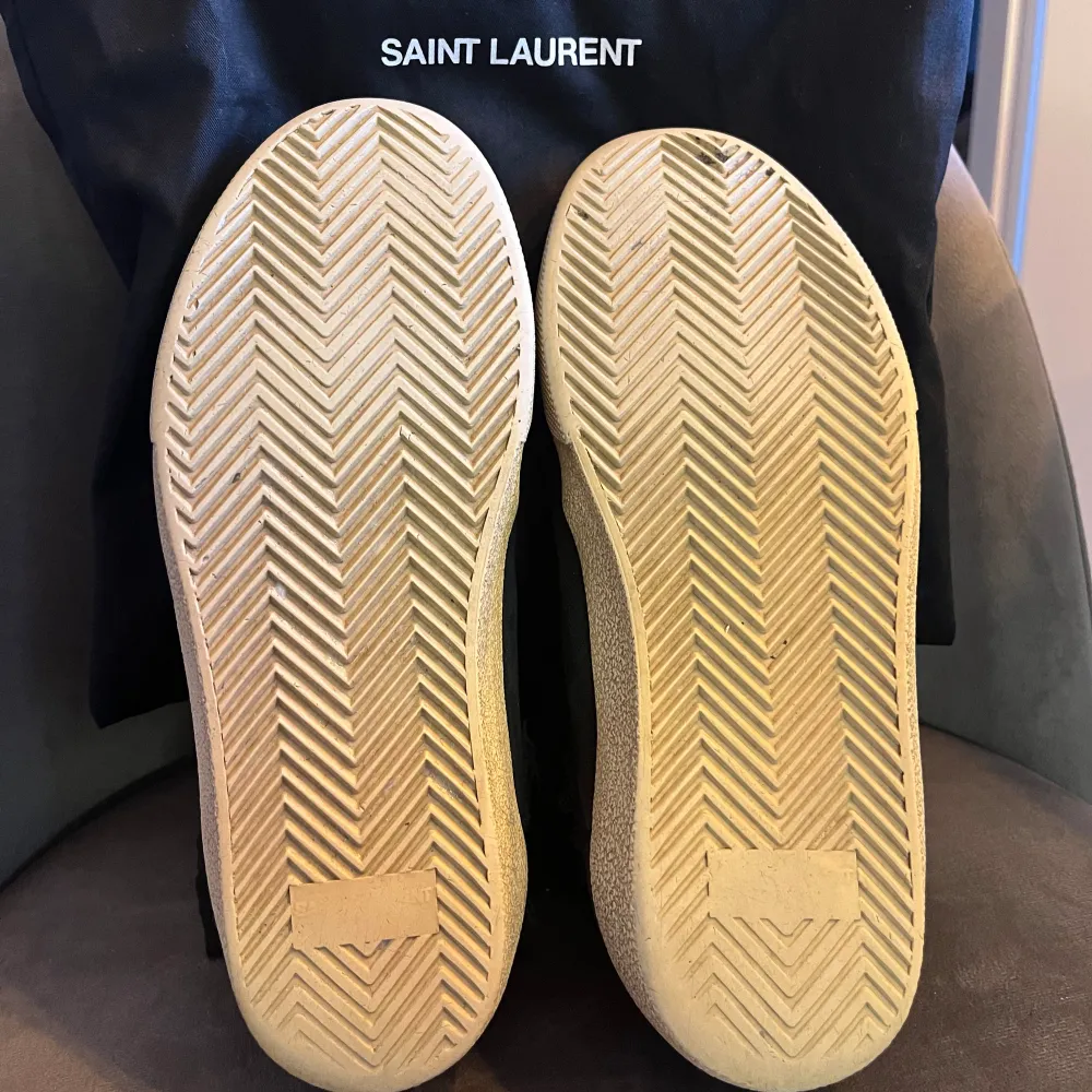 Hej! Säljer nu mina saint Laurent skor i väldigt fint skick! Box, extra laces och dustbag ingår. Vid frågor eller funderingar är det bara att höra av sig!😊 . Skor.
