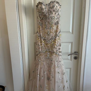 Balklänning- JOVANI - Balklänning från Jovani i US strl 2 (motsvarar 34), endast använd 1 gång. Passar XS/S. Offshoulder med strass över hela klänningen.