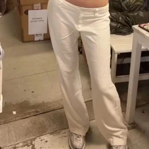 Linnebyxor  - Säljer mina fina Linnebyxor från Brandy Melville. Byxorna är one size. De är oanvända. Nypris 400 kr. Jag är 170 och har oftast S i byxor. 💓💓
