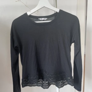 Svart tröja  - Tveka inte på att höra av er för mer information💕