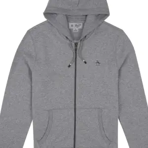 Säljer nu min zip hoodie från Penguin by Munsingwear. Skicket är 10/10 få tröjan är använd ett fåtal gånger. Nypris är 1200kr 