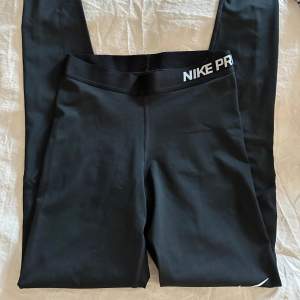 Svarta träningstights från Nike PRO. Knappt använda, inga defekter! Storlek S😊