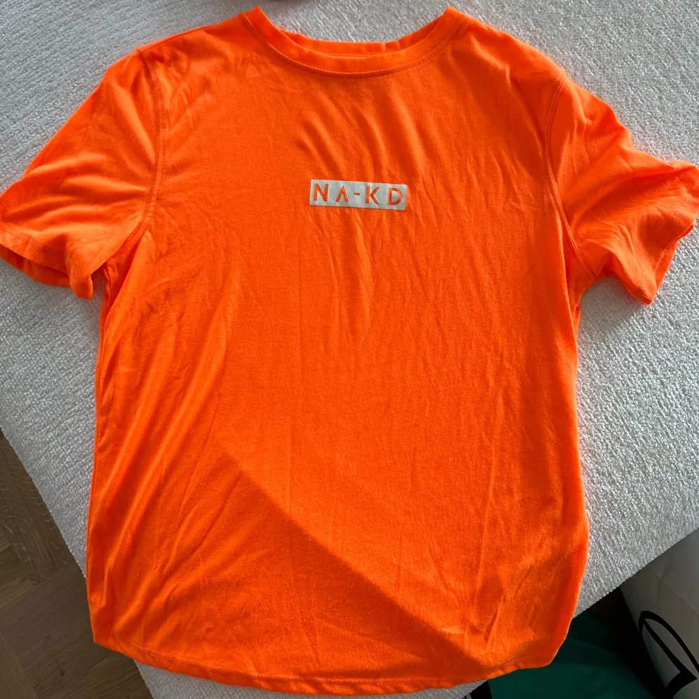 Orange neon tshirt från Nakd. Använd 1 gång! 🔥. T-shirts.