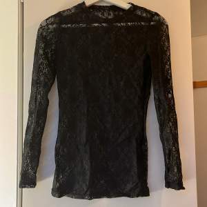 Superfin långärmad spets tröja i storlek S. Färgen är svart och har ett ”blommigt” tema! Mitt pris 99kr men kan diskuteras!❤️