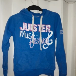 Blå Hoodie  - Blå Hoddie med vit text i mitten. Fint skick, aldrig använd. Säljer pågrund av att den är för liten. Är storlek XS men är lite liten i storlek. Kan gå ner i pris vid snabb affär. 