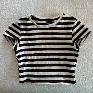 Brun- vit randig t-shirt - En brun- vit randig magtröja från Ginatricot.  Snygg till våren!  Använd en gång ✌🏼.