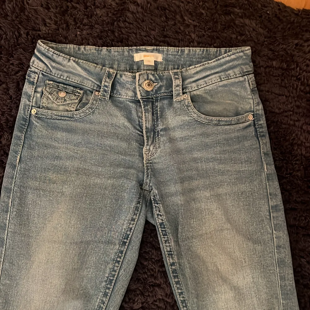 Jätte fina jeans från Gina Young med fickor. Dem är i jätte fint skick men lite mer trampade längst ner men det går säkert bort i tvätte så de är ingen fara och det syns inte heller 🎀🎀. Jeans & Byxor.