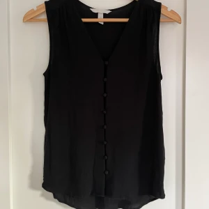 H&M Topp - Söt topp från H&M med fina knappar fram💕Storlek 32 men passar 34-36 också.