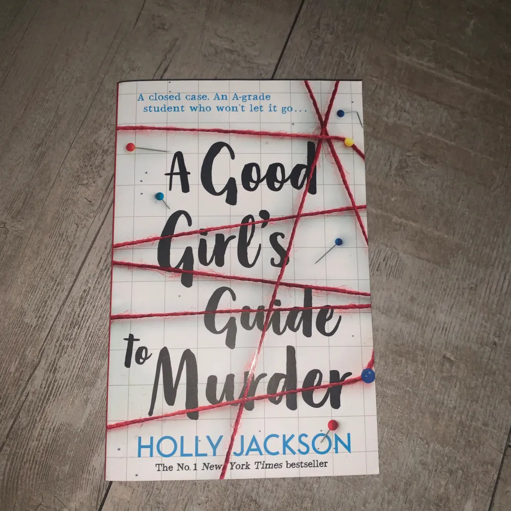 A good girls guide to murder bok helt ny! Aldrig läst dvs den har bara stått och dammat i mitt rum:) Skriv i dm om du har några frågor!💕. Övrigt.