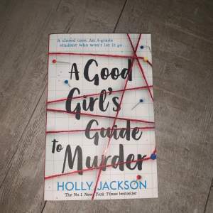 A good girls guide to murder bok helt ny! Aldrig läst dvs den har bara stått och dammat i mitt rum:) Skriv i dm om du har några frågor!💕
