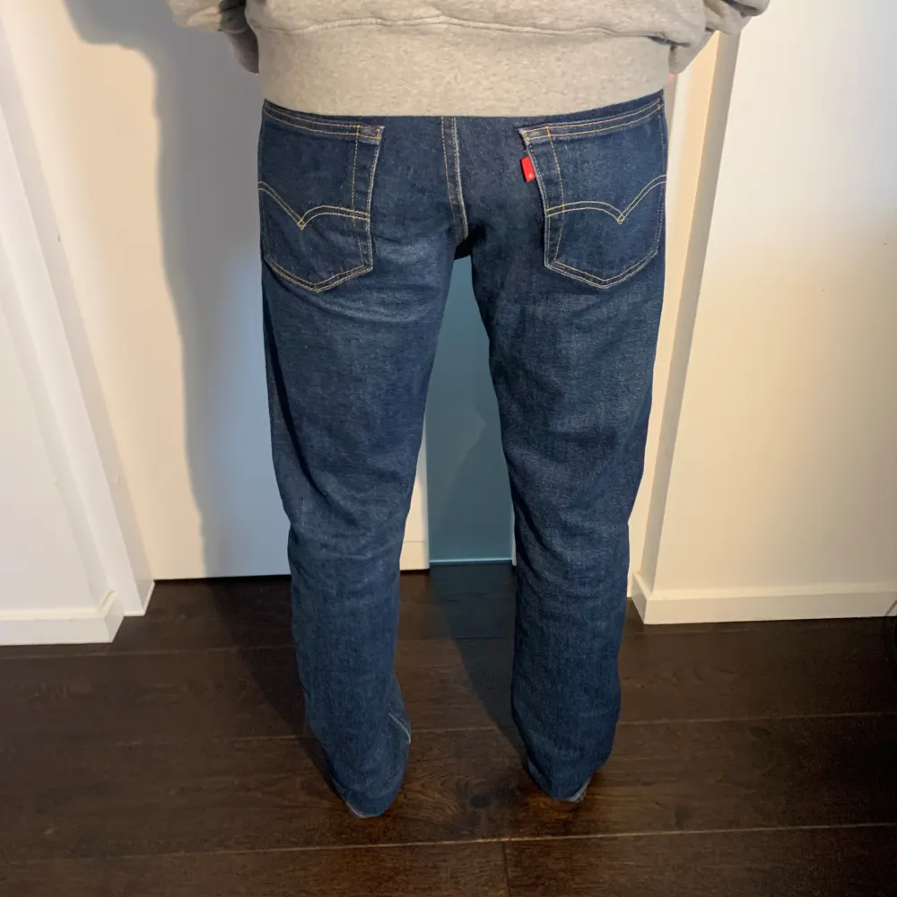 Hej säljer dessa tvär snygg Levis 501 jeans i storlek 30/32 och modellen på bilden är ca 180 lång.  Skick: 9/10 inga hål eller fläckar och är knappt använda . Jeans & Byxor.