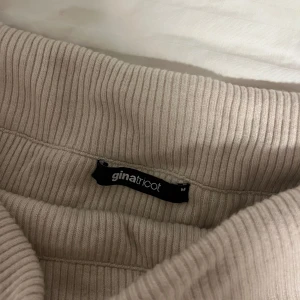 Off shoulder topp  - Från Gina tricot, köpt för 300kr, precis som nu, använd Max 3 gånger